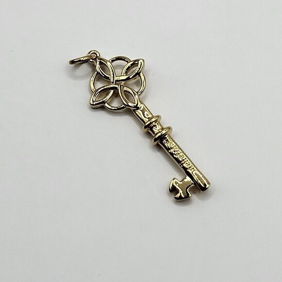 Stella & Dot Key charm sterling gold - Picture 1 of 2